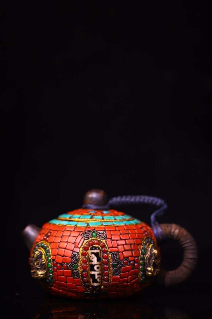 An Exquisite Yun Stone Inlaid Gems Teapot: An Exquisite Yun Stone Inlaid Gems Teapot Qing Dynasty, China Size:8.5cmx13.5cm Weight:610g (The Dimensions Of All Batches Are Manually Measured.If You Need More Detailed Information, Please Contact