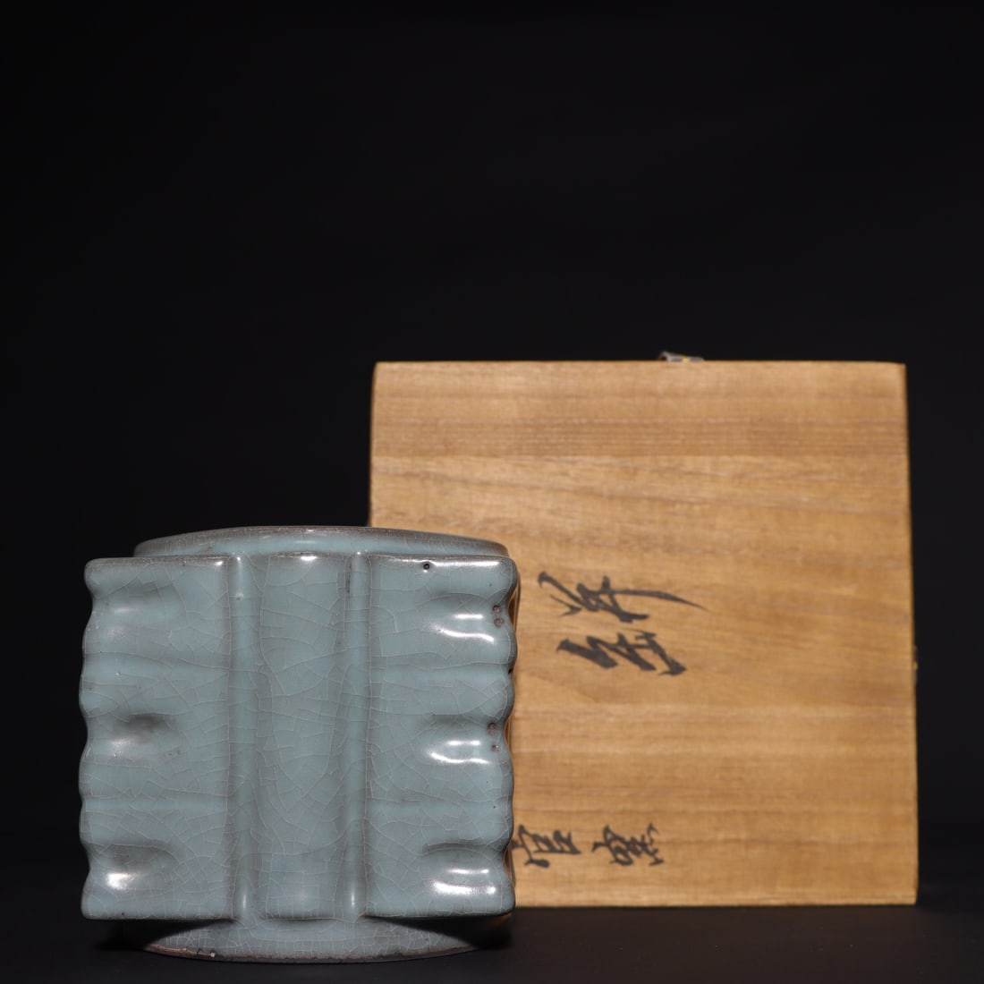 An Exquisite Guan yao Celadon Glazed Vase: An Exquisite Guan yao Celadon Glazed Vase Song Dynasty, China Size:11cmx12cm (The Dimensions Of All Batches Are Manually Measured.If You Need More Detailed Information, Please Contact Our Customer