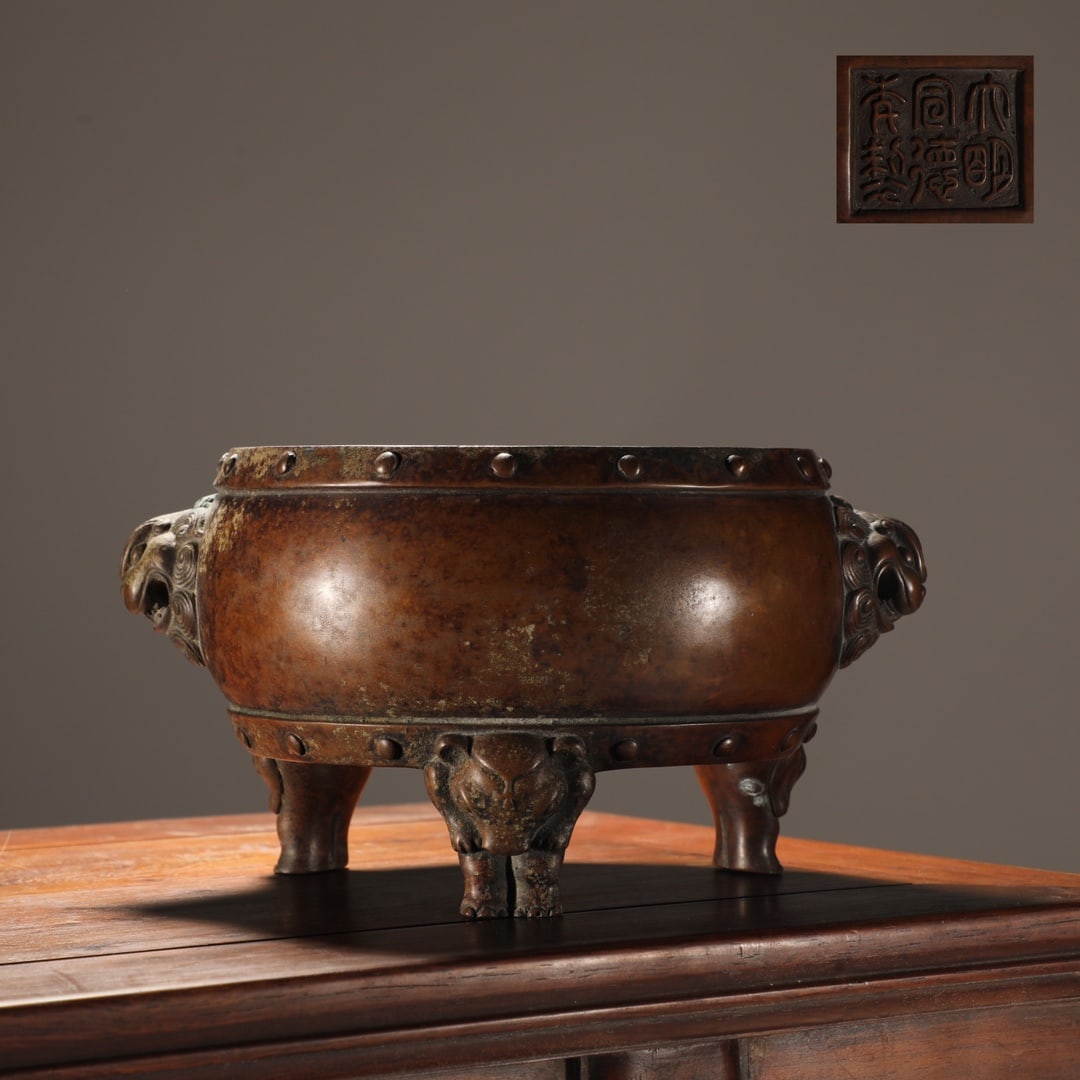 An Exquisite Bronze Double-Ears and Tripod: An Exquisite Bronze Double-Ears and Tripod Ming Dynasty, China Xuande Six-character Mark Size:10.8cmx16.5cm Weight:2900g (The Dimensions Of All Batches Are Manually Measured.If You Need More Detailed 