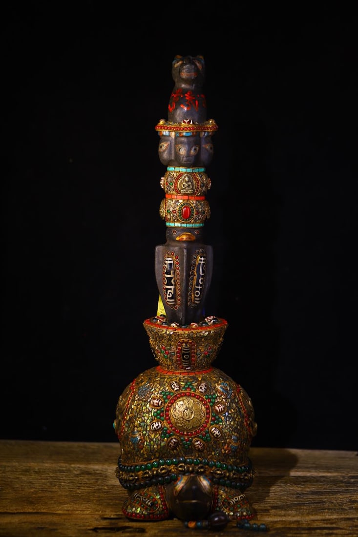 An Exquisite Yun Stone Inlaid Gems Auspicious Beast Ornament: An Exquisite Yun Stone Inlaid Gems Auspicious Beast Ornament Qing Dynasty, China Size:53cmx25cm Size:35cmx8cm Weight:9500g (The Dimensions Of All Batches Are Manually Measured.If You Need More Detaile