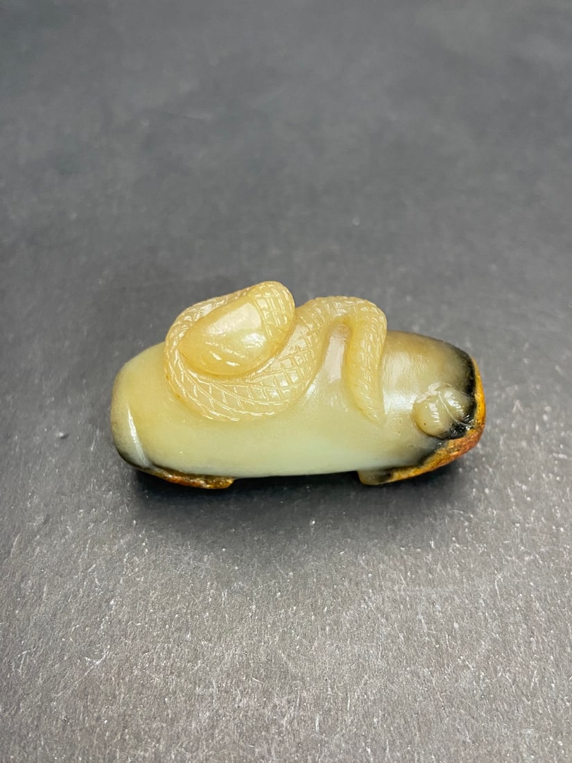 An Exquisite White Jade Snake Pattern Ornament: An Exquisite White Jade Snake Pattern Ornament Han Dynasty, China Size:4.7cmx3.1cmx1.73cm Weight:39g (The Dimensions Of All Batches Are Manually Measured.If You Need More Detailed Information, Please 