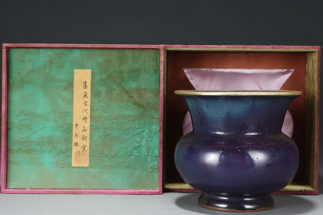 An Exquisite Jun yao Purple Glazed Vase: An Exquisite Jun yao Purple Glazed Vase Song Dynasty, China Size:18.7cmx20.5cm (The Dimensions Of All Batches Are Manually Measured.If You Need More Detailed Information, Please Contact Our Customer S
