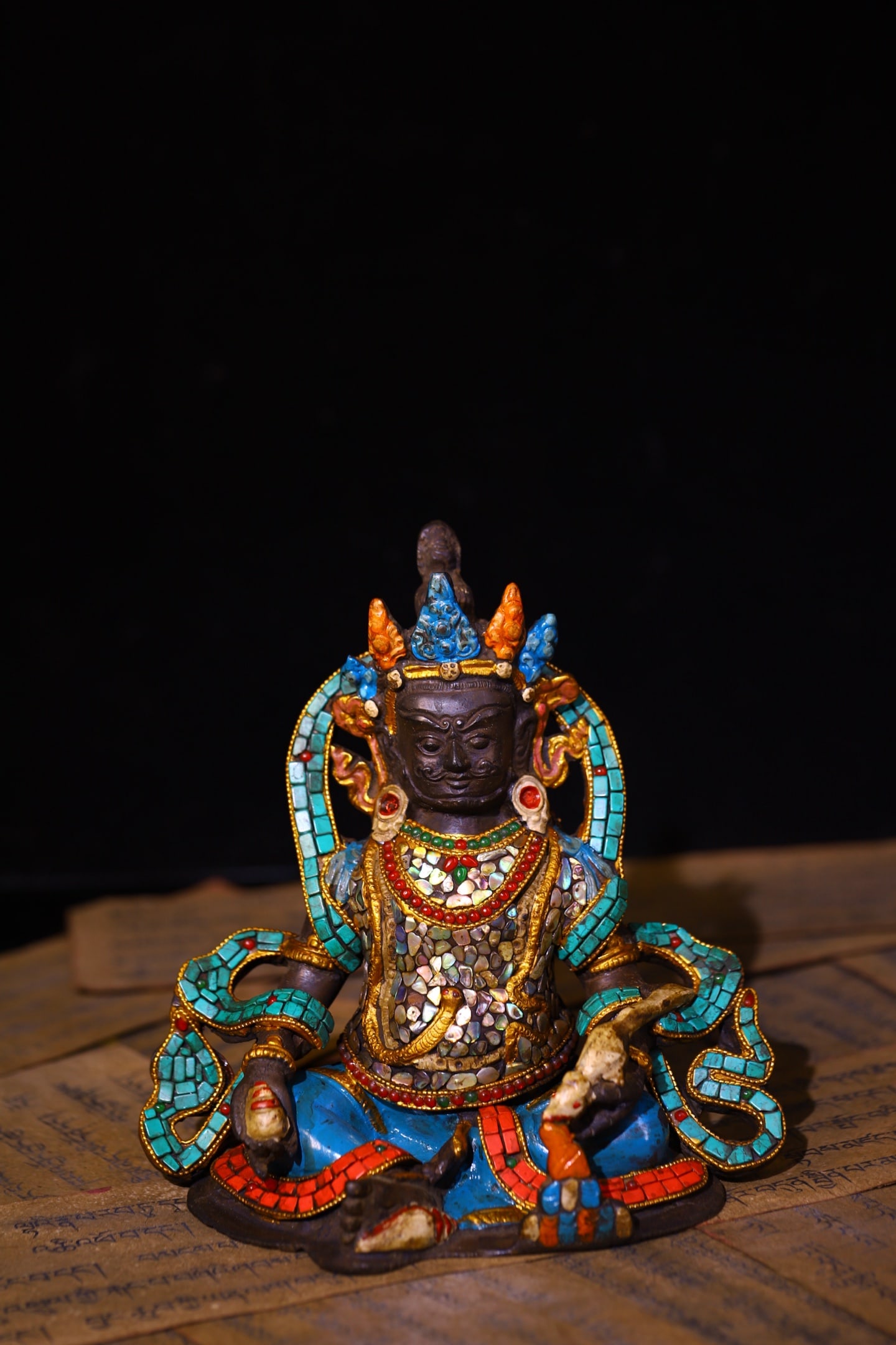 An Exquisite Bronze Inlaid Gems Statue of Mammon: An Exquisite Bronze Inlaid Gems Statue of Mammon Qing Dynasty, China Size:16cmx16cm Weight:1600g (The Dimensions Of All Batches Are Manually Measured.If You Need More Detailed Information, Please Cont