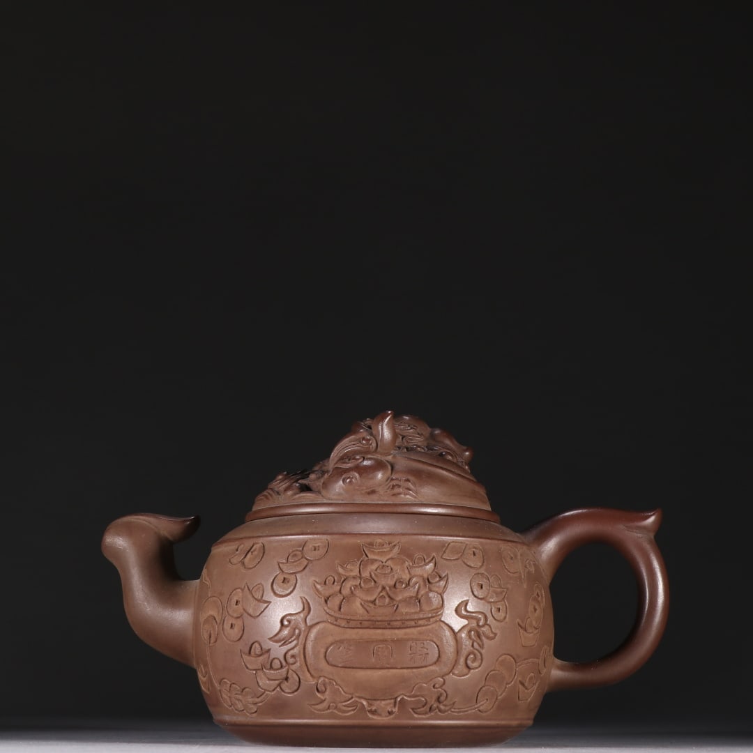An Exquisite Purple Sands Teapot: An Exquisite Purple Sands Teapot Qing Dynasty, China Size:11cmx18.6cm (The Dimensions Of All Batches Are Manually Measured.If You Need More Detailed Information, Please Contact Our Customer Service Be