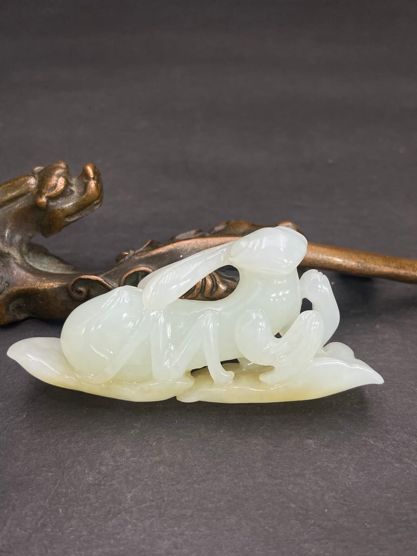 An Exquisite White Jade Mantis Pendant: An Exquisite White Jade Mantis Pendant Qing Dynasty, China Size:6.85cmx3.2cmx1.25cm Weight:30g (The Dimensions Of All Batches Are Manually Measured.If You Need More Detailed Information, Please Contac