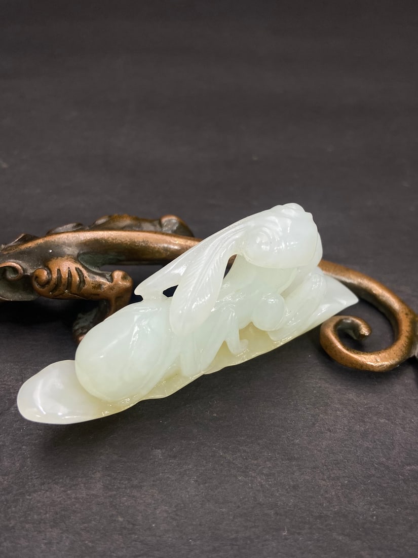 An Exquisite White Jade Mantis Pendant - 2
