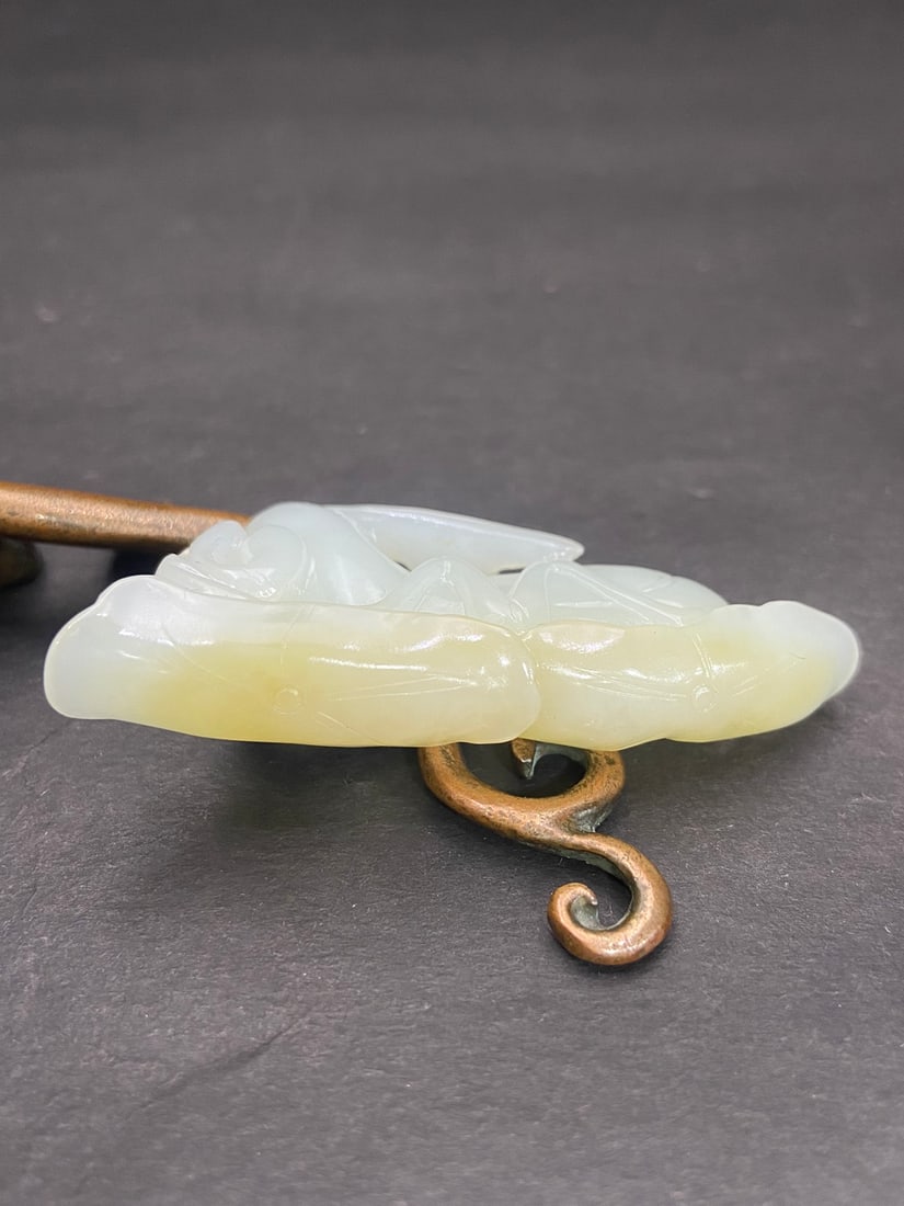 An Exquisite White Jade Mantis Pendant - 4