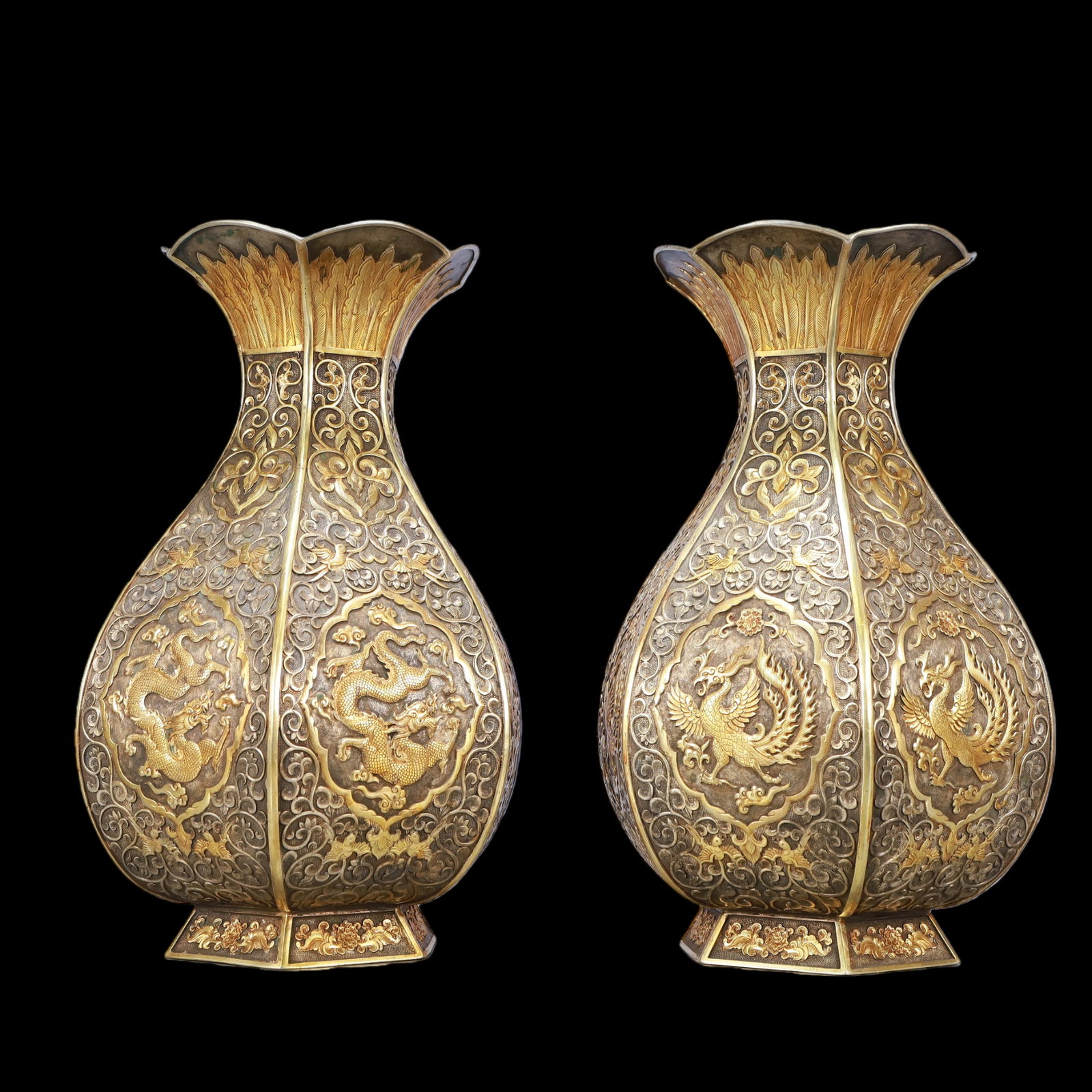 A Exquisite A pair of Gilt Silver Lotus Pattern Dragon and Phoenix Pattern Vase: A Exquisite A pair of Gilt Silver Lotus Pattern Dragon and Phoenix Pattern Vase Tang Dynasty, China Zhenguan Four-character Mark Size:21cmx37cm Weight:7600g (The Dimensions Of All Batches Are