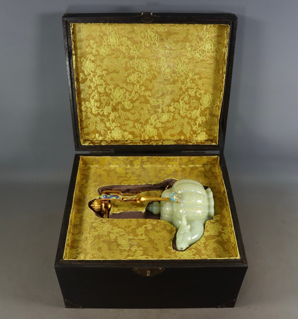An Exquisite White Jade with poem Ewer: An Exquisite White Jade with poem Ewer Qing Dynasty, China Size:23.5cmx16.5cmx11cm Weight:851g (The Dimensions Of All Batches Are Manually Measured.If You Need More Detailed Information, Please Contac