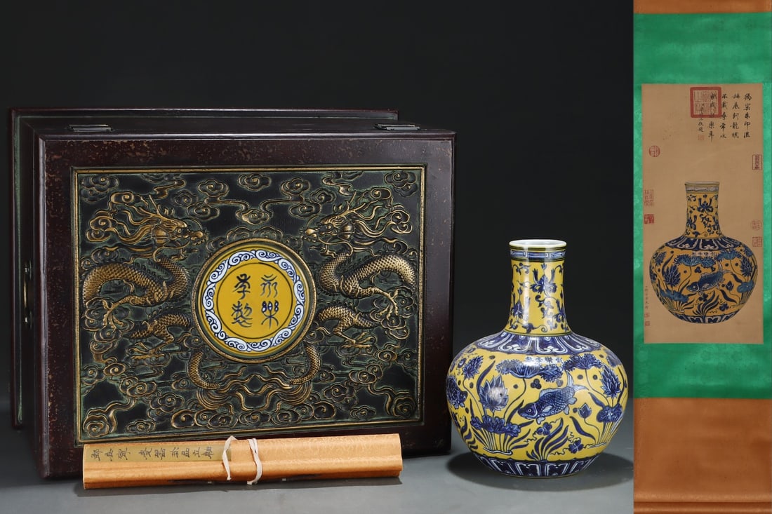 An Exquisite Blue and White Fish and Lotus Pattern Vase: An Exquisite Blue and White Fish and Lotus Pattern Vase Ming Dynasty, China Yongle Four-character Mark Without frame Size:64.5cmx30cm Size:27.5cmx22cm (The Dimensions Of All Batches Are Manually Measu