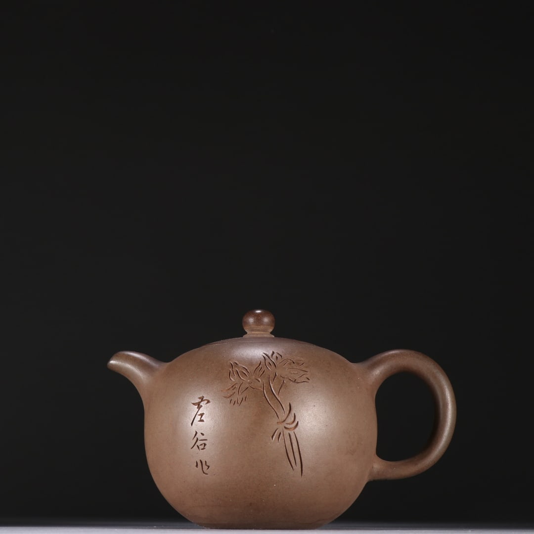 An Exquisite Purple Sands Flower and Fruit Pattern with poem Teapot: An Exquisite Purple Sands Flower and Fruit Pattern with poem Teapot Qing Dynasty, China Size:9.3cmx14.7cm (The Dimensions Of All Batches Are Manually Measured.If You Need More Detailed Information, Pl