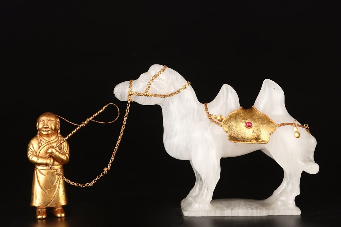 An Exquisite Agate Cover with Gold Figure Camel Ornament: An Exquisite Agate Cover with Gold Figure Camel Ornament Tang Dynasty, China Size:12cmx4.5cm Size:17cmx23cmx6.5cm Weight:1593g (The Dimensions Of All Batches Are Manually Measured.If You Need More