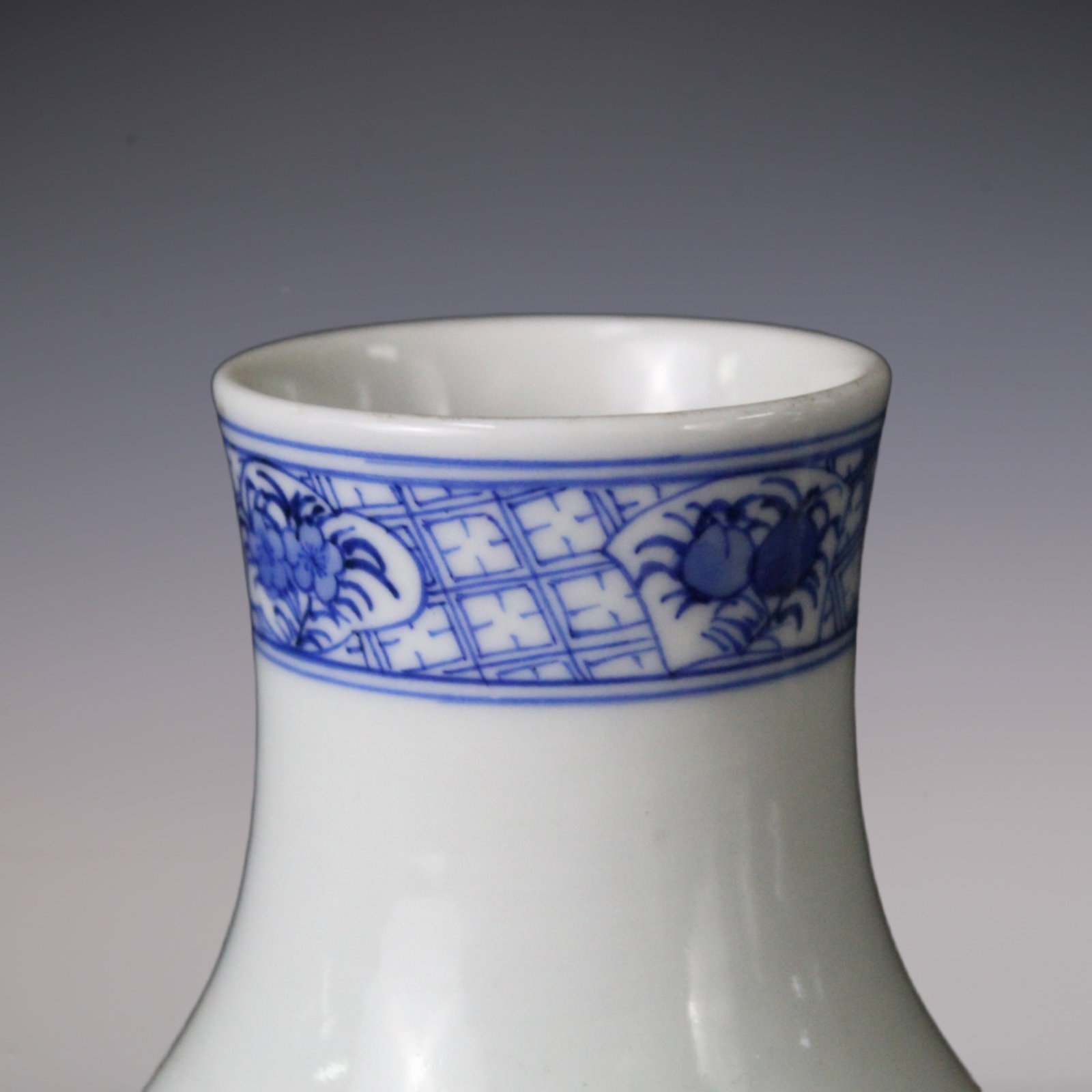 An Exquisite Blue and White Character and Story Pattern Vase - 7