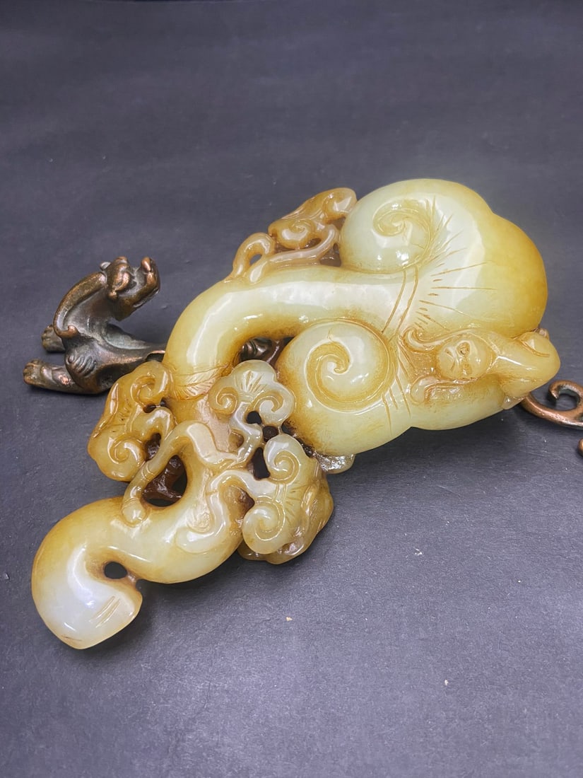 An Exquisite White Jade Ruyi Hand Piece - 3