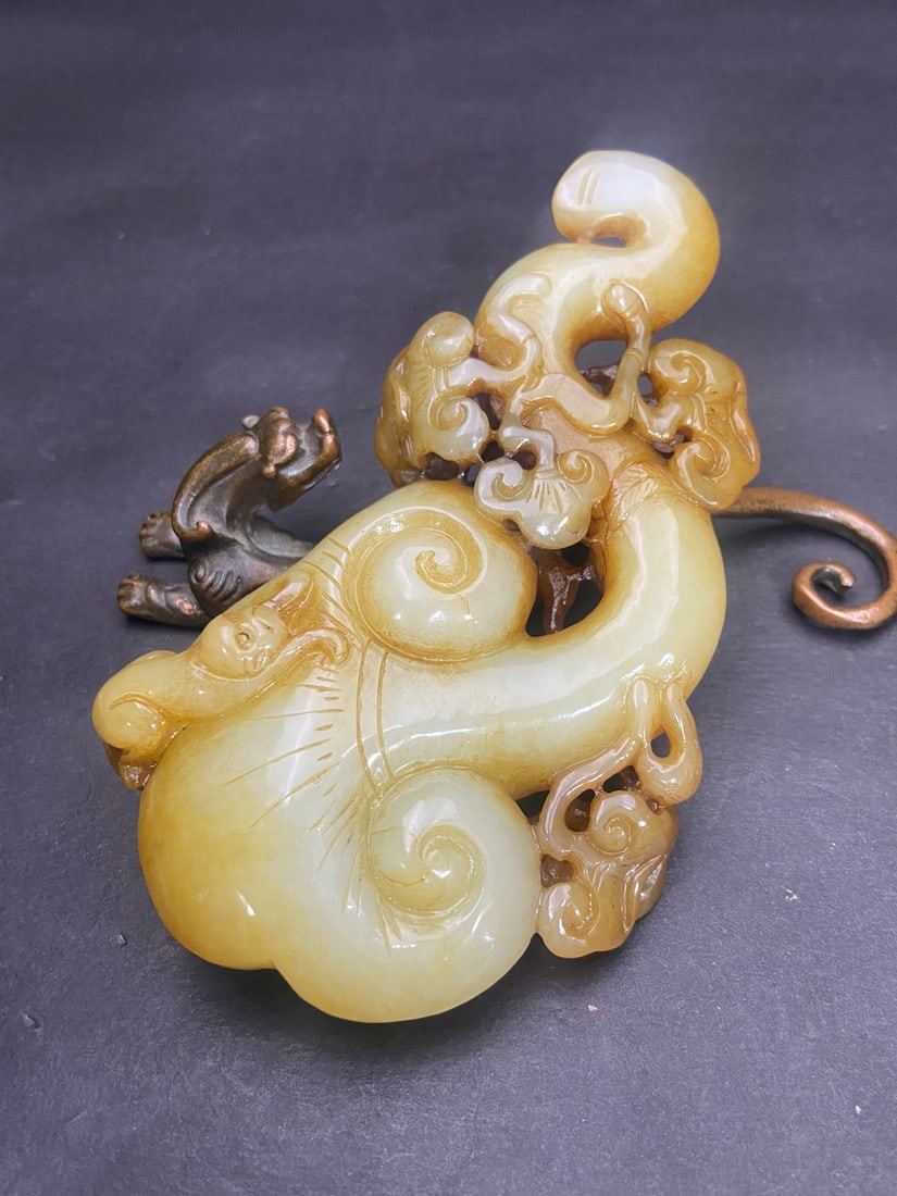 An Exquisite White Jade Ruyi Hand Piece - 4