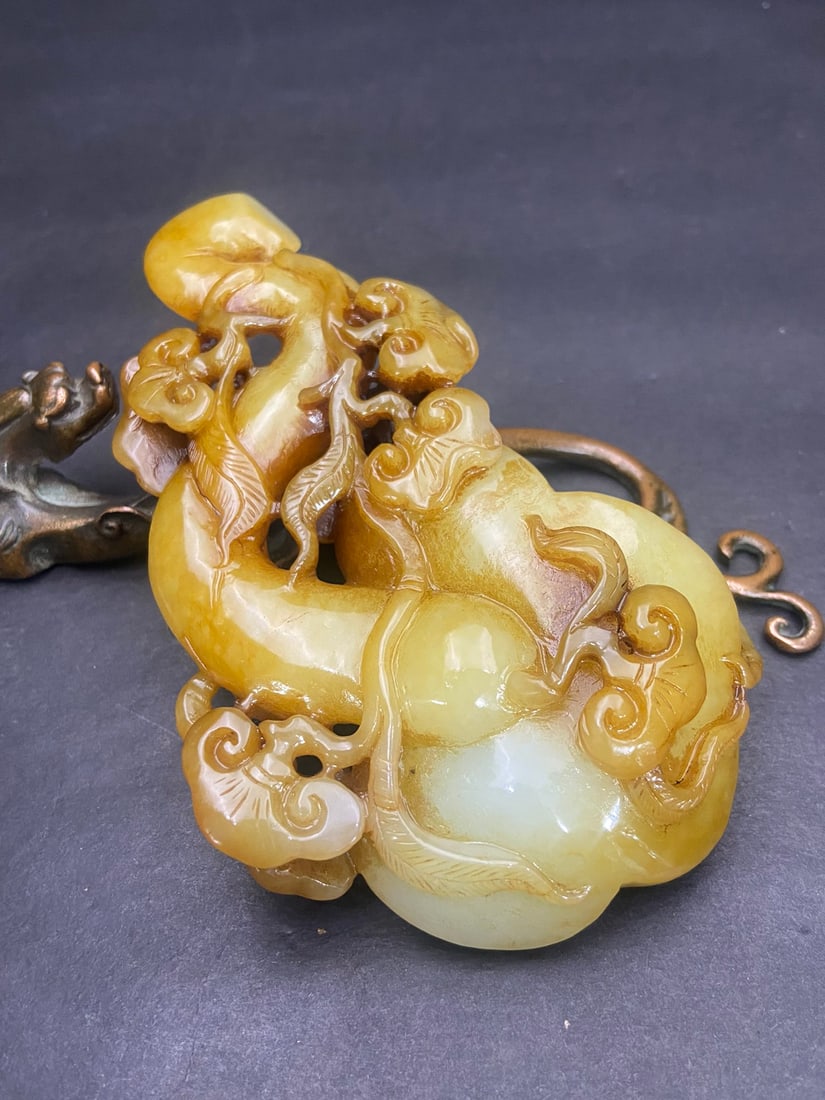 An Exquisite White Jade Ruyi Hand Piece - 5