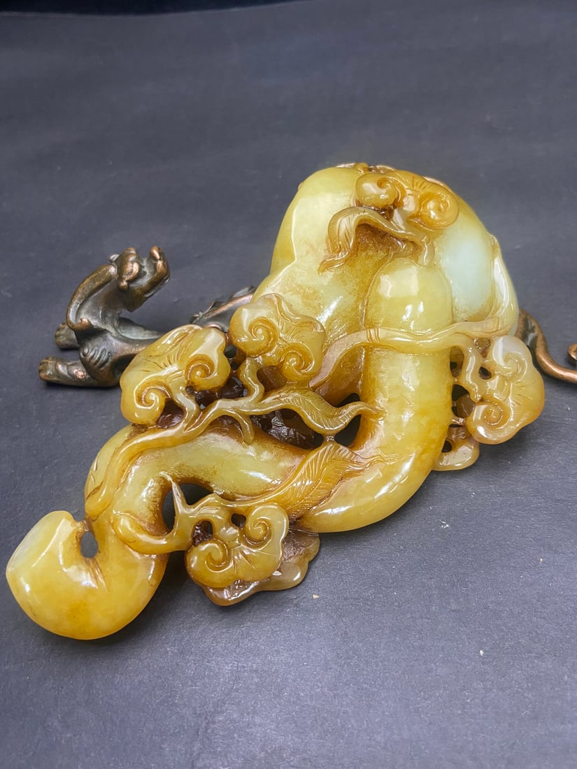 An Exquisite White Jade Ruyi Hand Piece - 6
