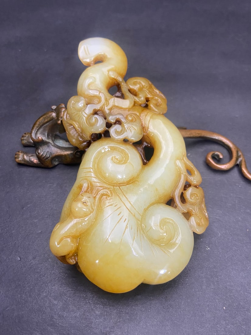 An Exquisite White Jade Ruyi Hand Piece - 7