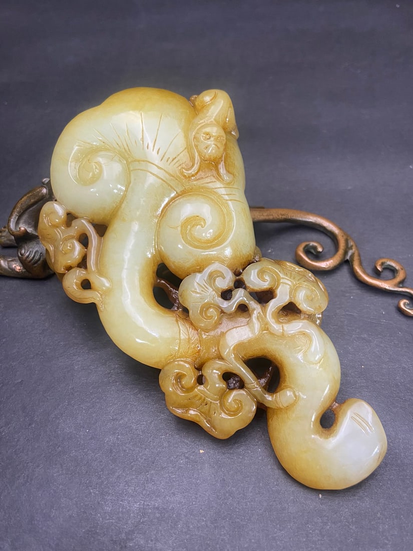 An Exquisite White Jade Ruyi Hand Piece - 8