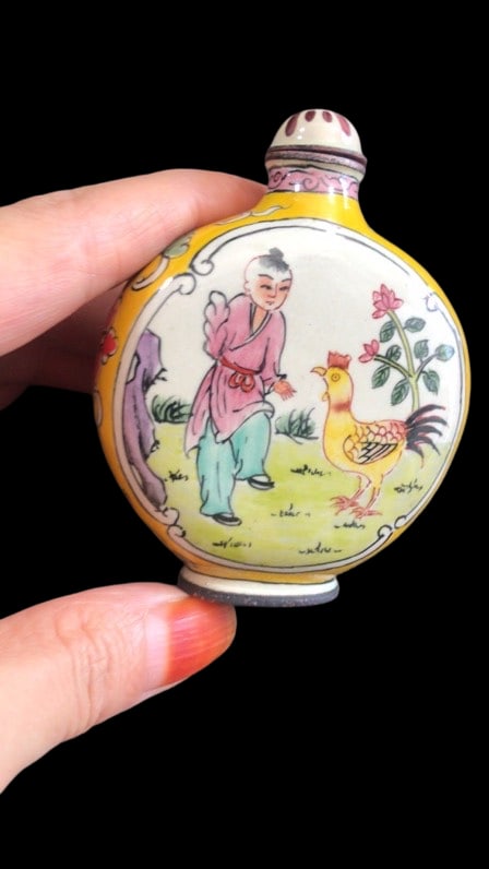 An Exquisite Cloisonne Character and Story Pattern Snuff Bottle: An Exquisite Cloisonne Character and Story Pattern Snuff Bottle Qing Dynasty, China Qianlong Four-character Mark Size:6cmx8cmx2cm (The Dimensions Of All Batches Are Manually Measured.If You Need More 