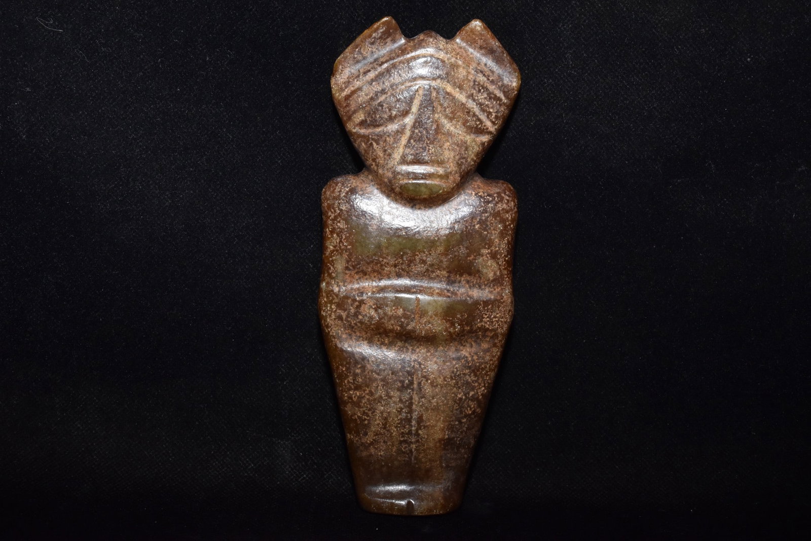 An Exquisite Hemo Jade Figure Ornament: An Exquisite Hemo Jade Figure Ornament Hong Shan Culture Size:17cmx7cm Weight:390g (The Dimensions Of All Batches Are Manually Measured.If You Need More Detailed Information, Please Contact Our Custom
