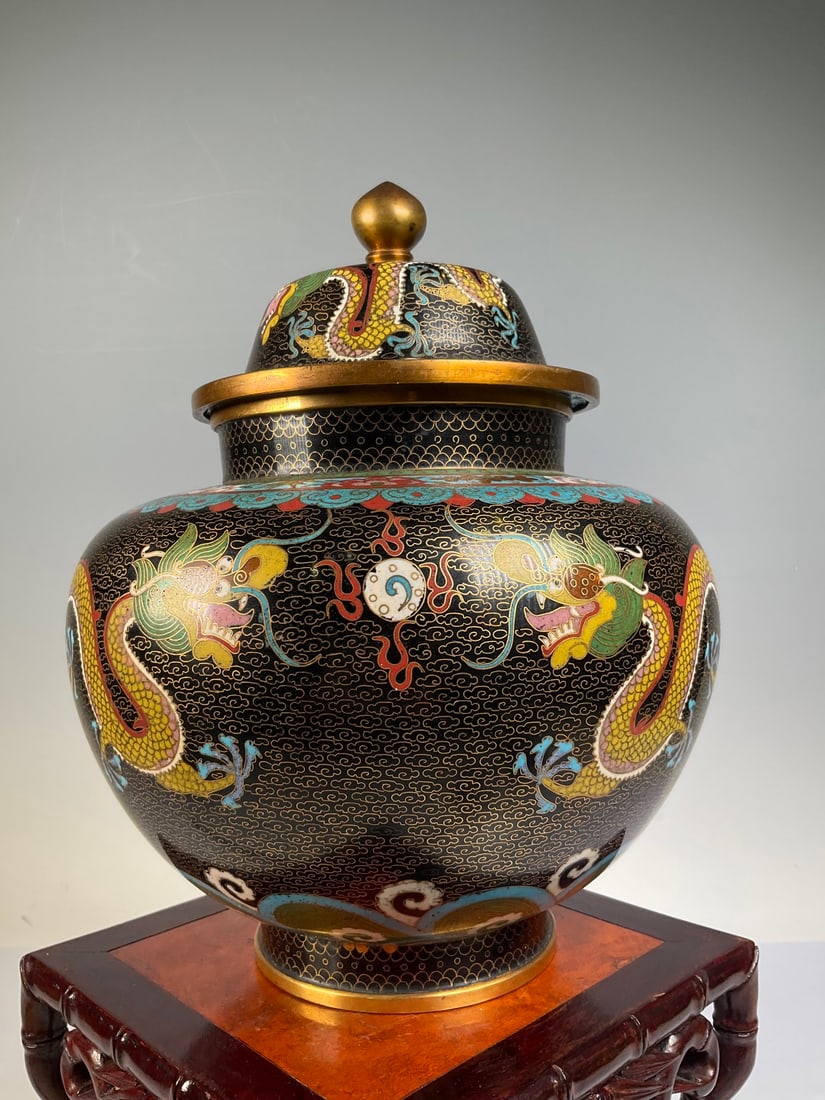 An Exquisite Cloisonne Dragon Pattern Flower Pattern Tea Caddy: An Exquisite Cloisonne Dragon Pattern Flower Pattern Tea Caddy the Republic of China Size:25cmx19cm Weight:1763g (The Dimensions Of All Batches Are Manually Measured.If You Need More Detailed Informat