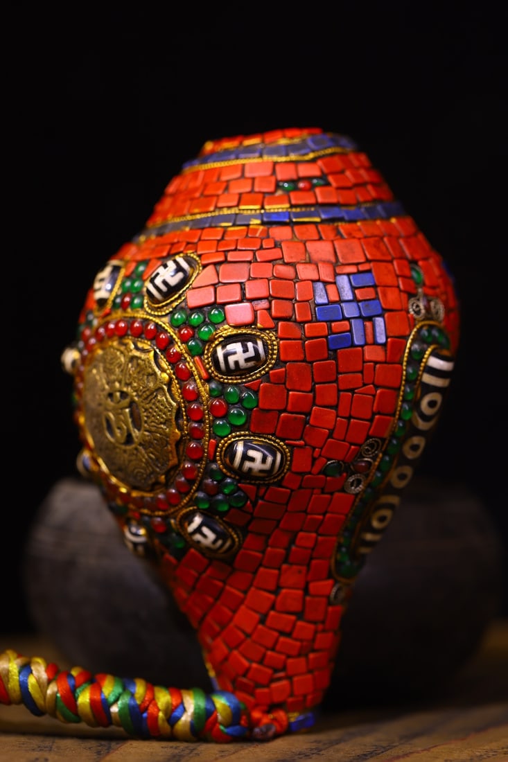 An Exquisite Conch Inlaid Gems Ornament: An Exquisite Conch Inlaid Gems Ornament Qing Dynasty, China Size:17cmx12cm Weight:1200g.. (The Dimensions Of All Batches Are Manually Measured.If You Need More Detailed Information, Please Contact Our