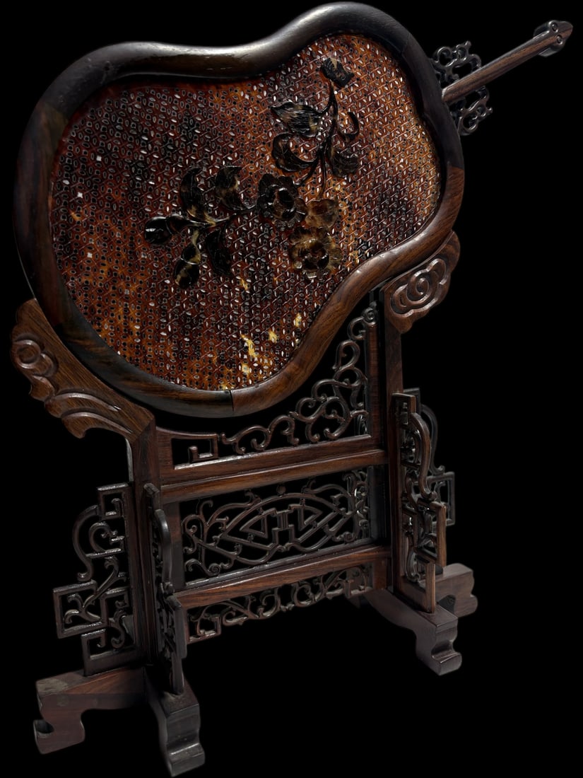 An Exquisite Redwood Flower Pattern Ornament: An Exquisite Redwood Flower Pattern Ornament Qing Dynasty, China Size:40cmx37cmx10cm (The Dimensions Of All Batches Are Manually Measured.If You Need More Detailed Information, Please Contact Our Cust