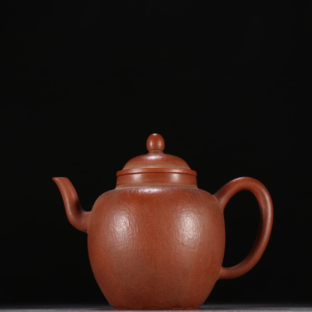 An Exquisite Purple Sands Teapot: An Exquisite Purple Sands Teapot Qing Dynasty, China Size:10.5cmx13.6cm (The Dimensions Of All Batches Are Manually Measured.If You Need More Detailed Information, Please Contact Our Customer Service 
