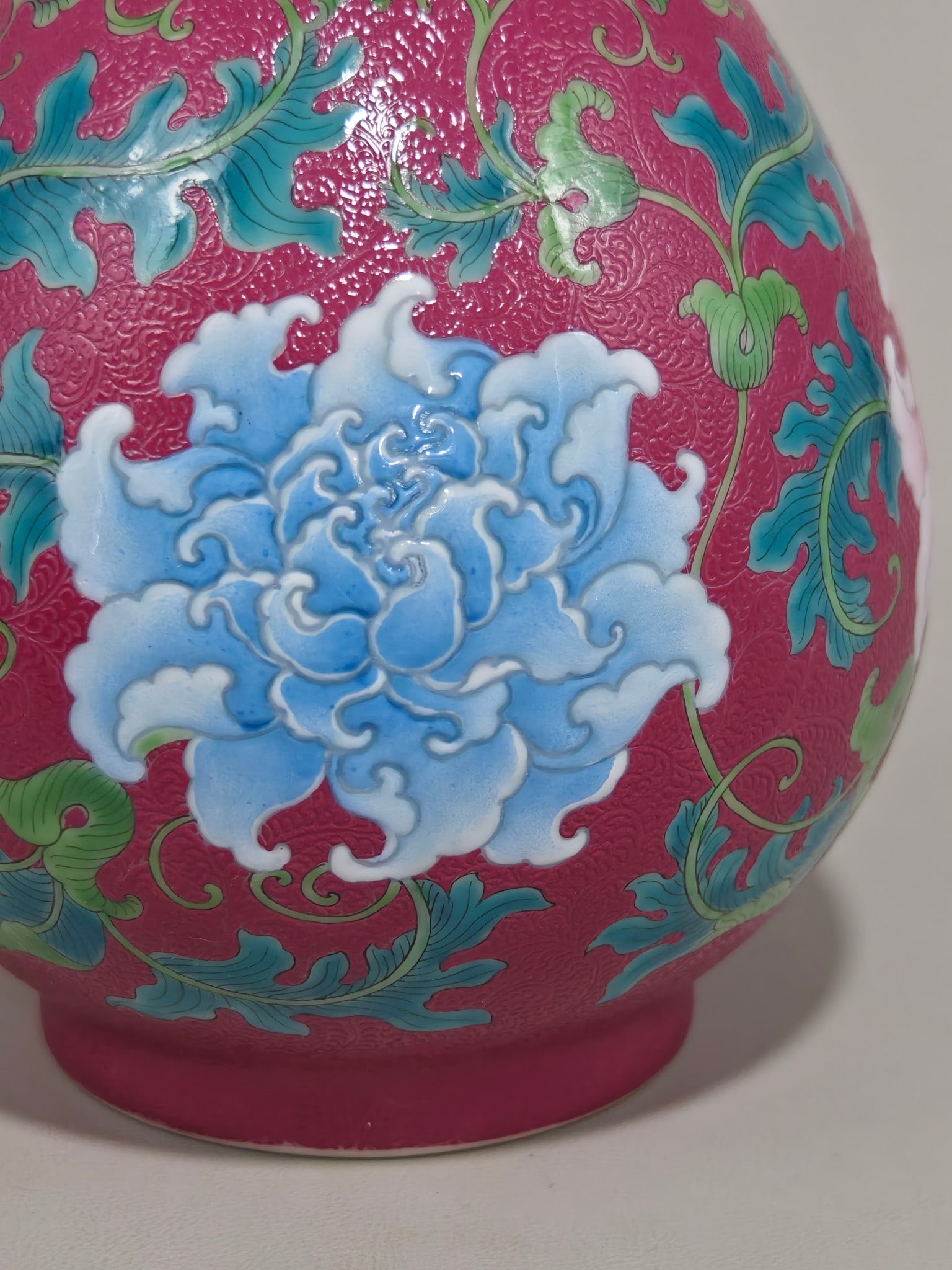 An Exquisite Enamel Ruby Red-Glazed Lotus Pattern Vase - 6