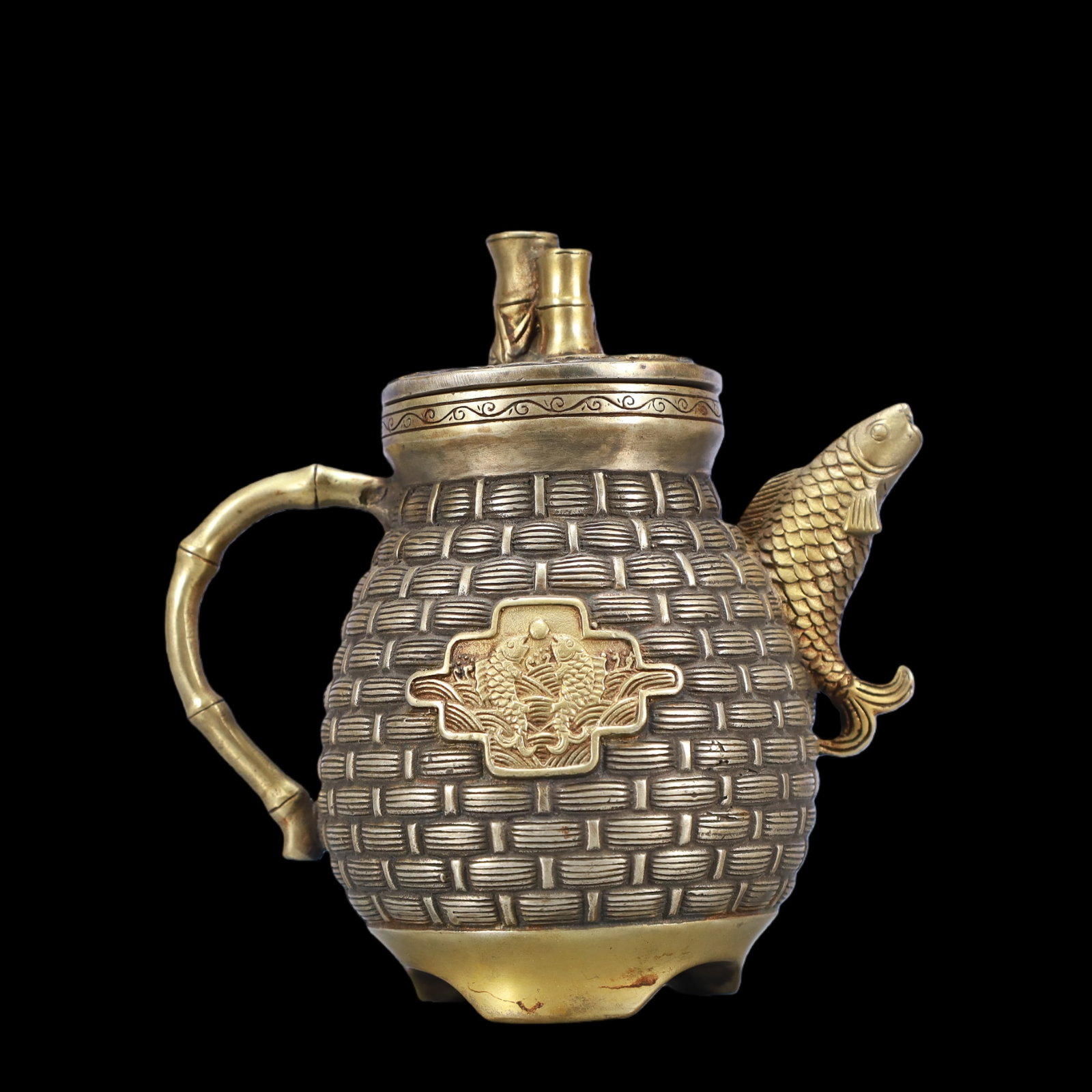 A Exquisite Gilt Silver Seawater Pattern Fish Pattern Ewer: A Exquisite Gilt Silver Seawater Pattern Fish Pattern Ewer Tang Dynasty, China Size:15cmx9cmx14cm Weight:550g (The Dimensions Of All Batches Are Manually Measured.If You Need More Detailed Information