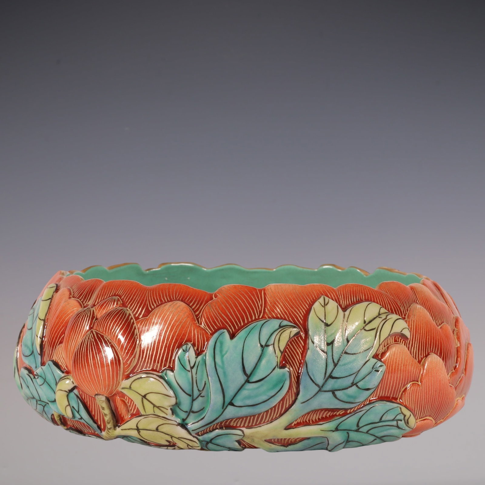 An Exquisite Enamel Iron-Red Painted Gold Flower Pattern Brush Washer: An Exquisite Enamel Iron-Red Painted Gold Flower Pattern Brush Washer Qing Dynasty, China Size:5cmx13.8cm (The Dimensions Of All Batches Are Manually Measured.If You Need More Detailed Information, Pl