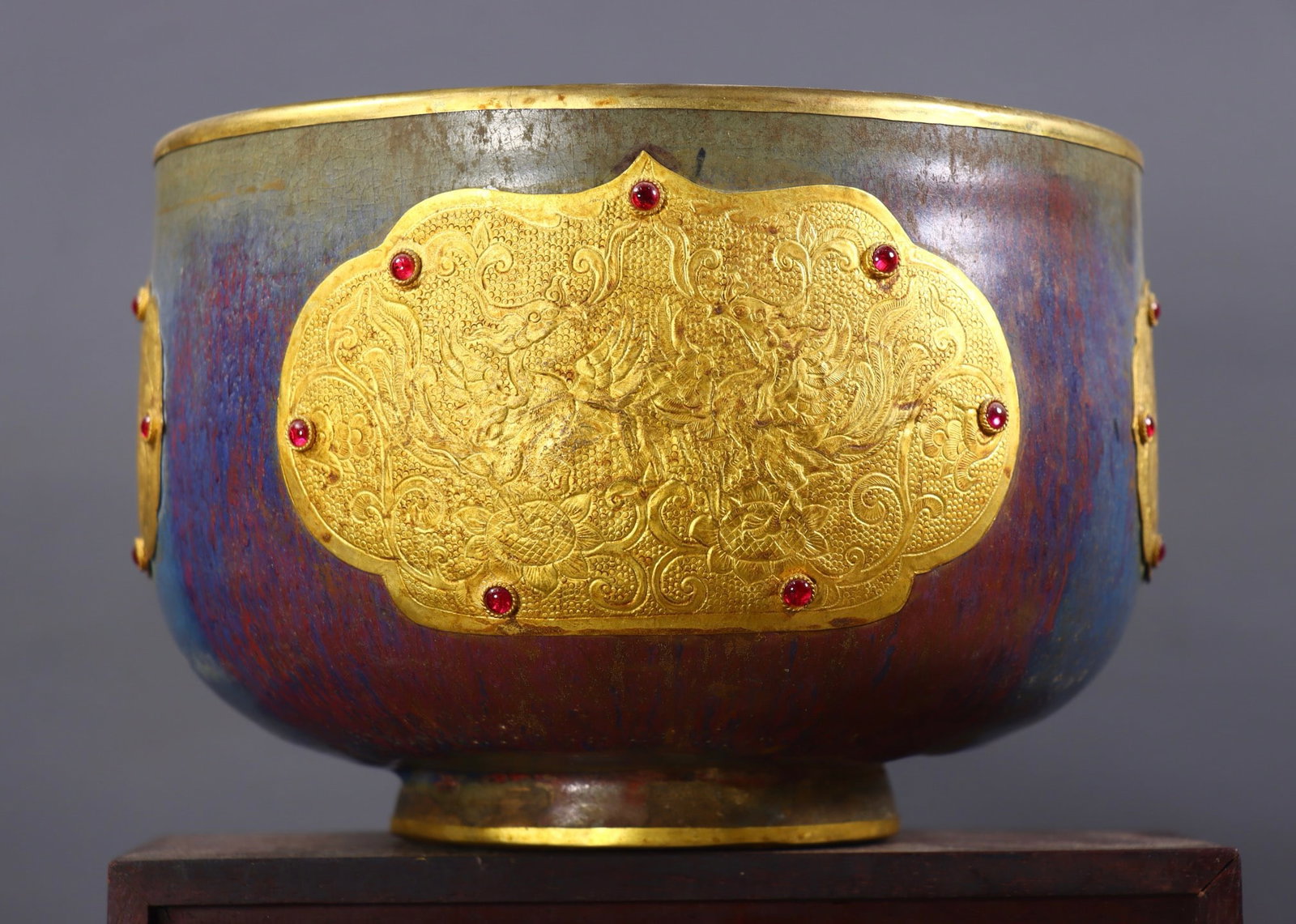 An Exquisite Jun yao Cover with Gold Inlaid Gems Bowl: An Exquisite Jun yao Cover with Gold Inlaid Gems Bowl Qing Dynasty, China Size:14.5cmx20.5cm Weight:1847g (The Dimensions Of All Batches Are Manually Measured.If You Need More Detailed Information,