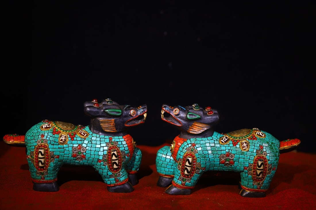 An Exquisite Yun Stone Inlaid Gems Auspicious Beast Ornament: An Exquisite Yun Stone Inlaid Gems Auspicious Beast Ornament Qing Dynasty, China Size:13cmx22cm Weight:4500g (The Dimensions Of All Batches Are Manually Measured.If You Need More Detailed