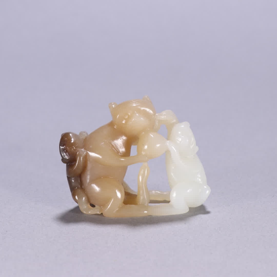 A carving of a female monkey monkey from Hetian in the Qing Dynasty: Qing Dynasty Hetian jade mother monkey carving SIZE: H:3.9cm W:5cm W:40g (The Dimensions Of All Batches Are Manually Measured.If You Need More Detailed Information, Please Contact Our Customer