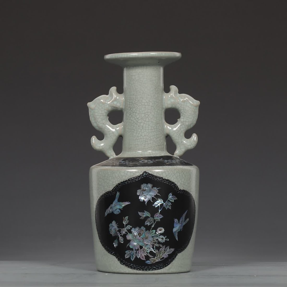 A piece of Song Ru kiln azure glaze snail ear pan mouth bottle: Song Ru kiln azure glazed snail ear pan mouth bottle SIZE: H: 22.3cm MouthD: 7.8cm Belly diameter 11.5cm (The Dimensions Of All Batches Are Manually Measured.If You Need More Detailed Information, Ple
