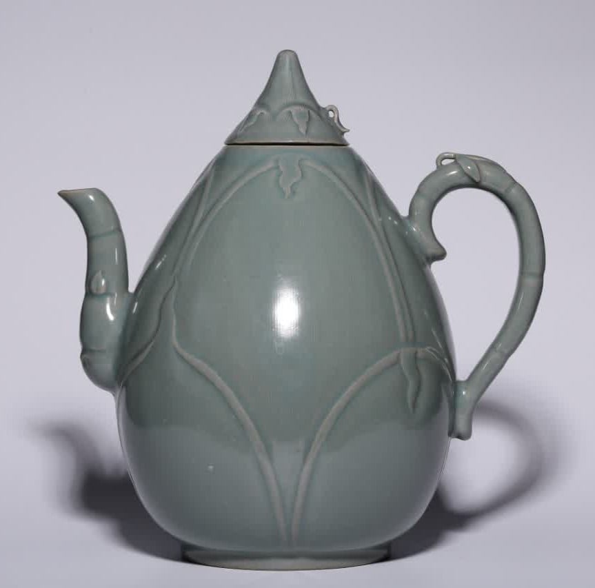 A Song Dynasty Longquan lotus petal holding pot: Song Dynasty Longquan lotus petal pot This vessel is exquisitely shaped, such as a budding lotus, with its bulging belly, long curving, bent ear handles, and circle feet. The overall is dignified and