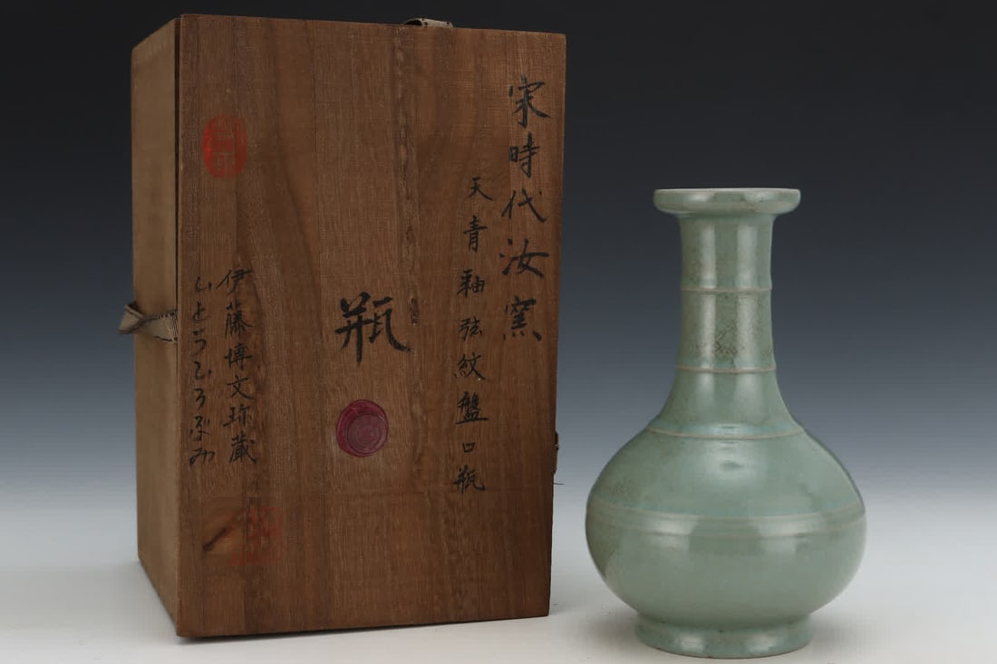 A Song Ru kiln azure glaze string pattern long neck handkerchief bottle: Song Ru kiln azure glaze string pattern long neck pan mouth bottle SIZE: H: 20.7cm Abdominal diameter 13cm (The Dimensions Of All Batches Are Manually Measured.If You Need More Detailed Information, P