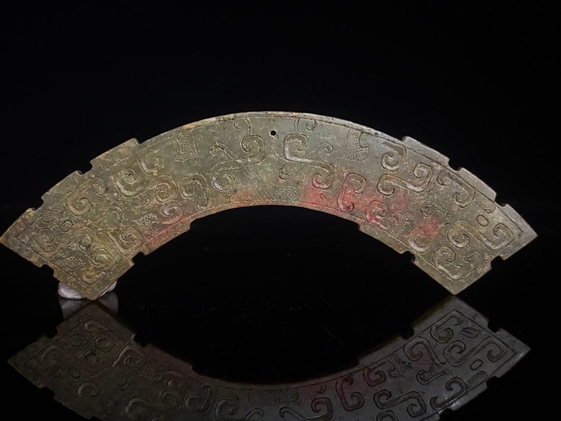 A Han Dynasty dragon pattern jade huang - 2