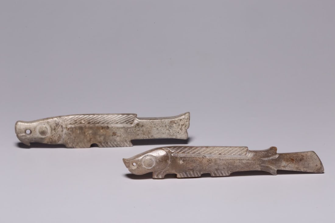 A pair of jade Pisces in the Han Dynasty: A pair of jade and Pisces in the Han Dynasty are carved from ancient jade, realistic and expressive, the shape of the instrument is flexible, simple and atmospheric, and the overall carving is in the