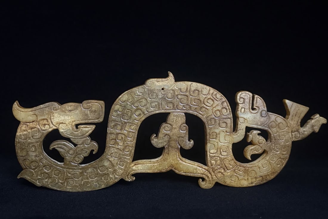 A jade dragon of the Han Dynasty: Han Dynasty jade dragon SIZE: 20.2x7.2x0.6cm 136g (The Dimensions Of All Batches Are Manually Measured.If You Need More Detailed Information, Please Contact Our Customer Service Before Bidding.)