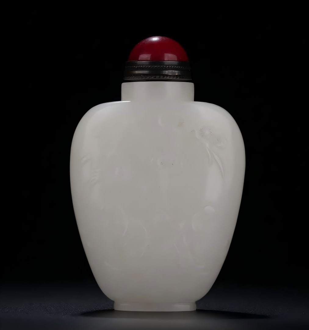 A Qing Dynasty Hetian white jade snuff bottle: Qing Dynasty Hetian white jade Gao Shi chess snuff bottle This snuff bottle is made of Hetian white jade, the jade is delicate, crystal clear and fresh, the pulp is mellow, and the tentacles are