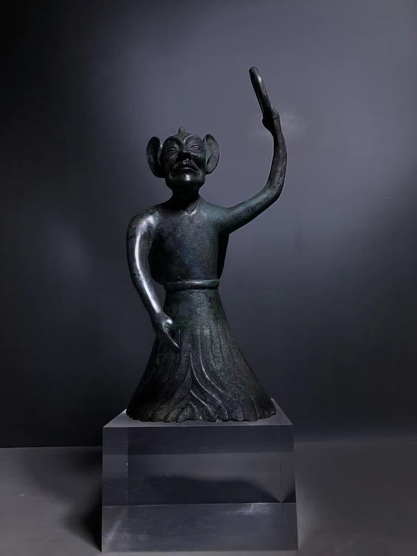 A Han Dynasty mercury bronze flying feather man: Han Dynasty mercury bronze flying feather figure SIZE: H:21cm W:0.8kg (The Dimensions Of All Batches Are Manually Measured.If You Need More Detailed Information, Please Contact Our Customer Service Be