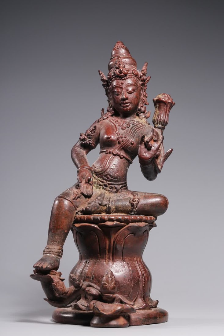 A seated statue of Tara in the Ming Dynasty: Ming Dynasty patina Tara seated statue This Tara statue is cast in fine copper and has excellent copper quality. Tara wore a crown on her head, her face was dignified and peaceful, gentle and