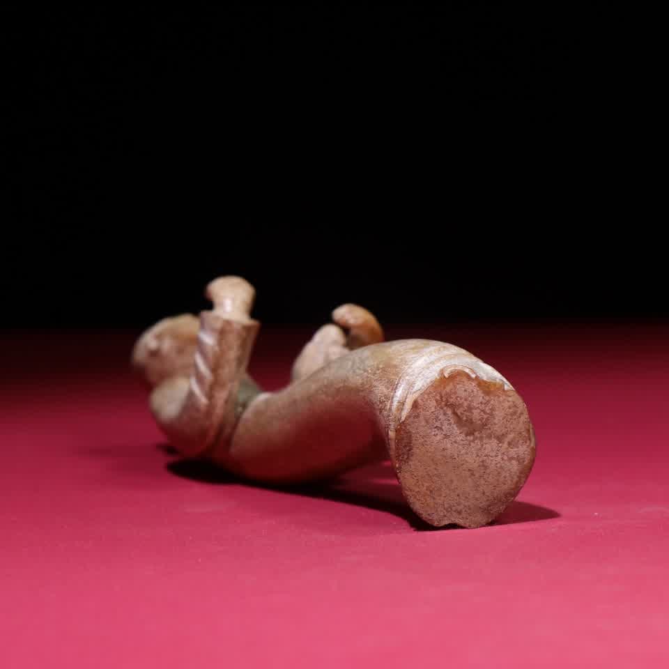 A Han Dynasty jade bird tamer - 9