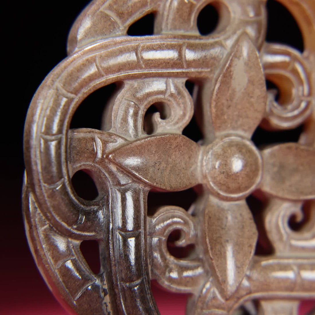 A Han Dynasty jade snake pattern hollow pendant - 9