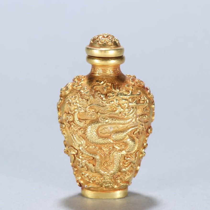 A solid gold dragon pattern snuff bottle (1 of 9)