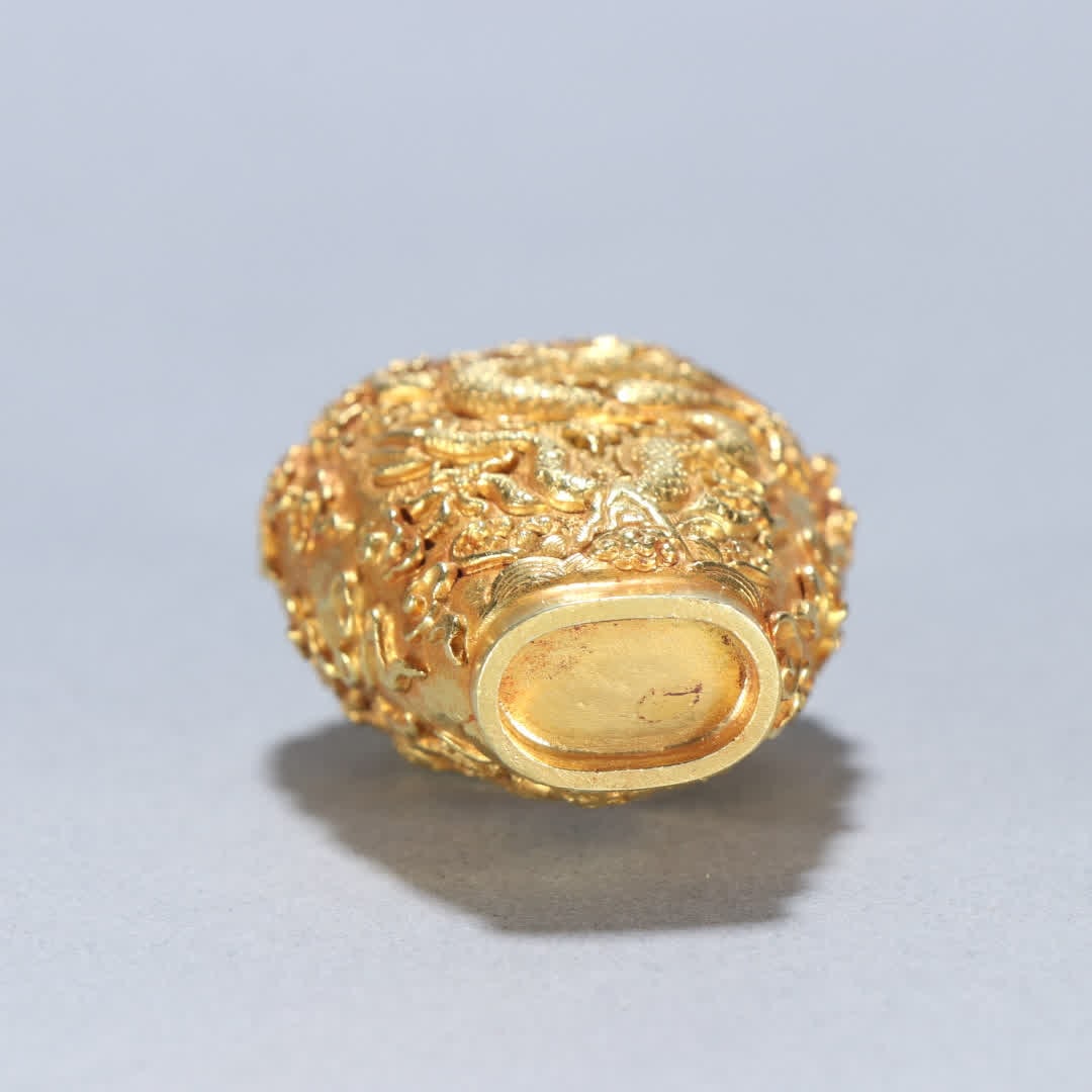 A solid gold dragon pattern snuff bottle - 9