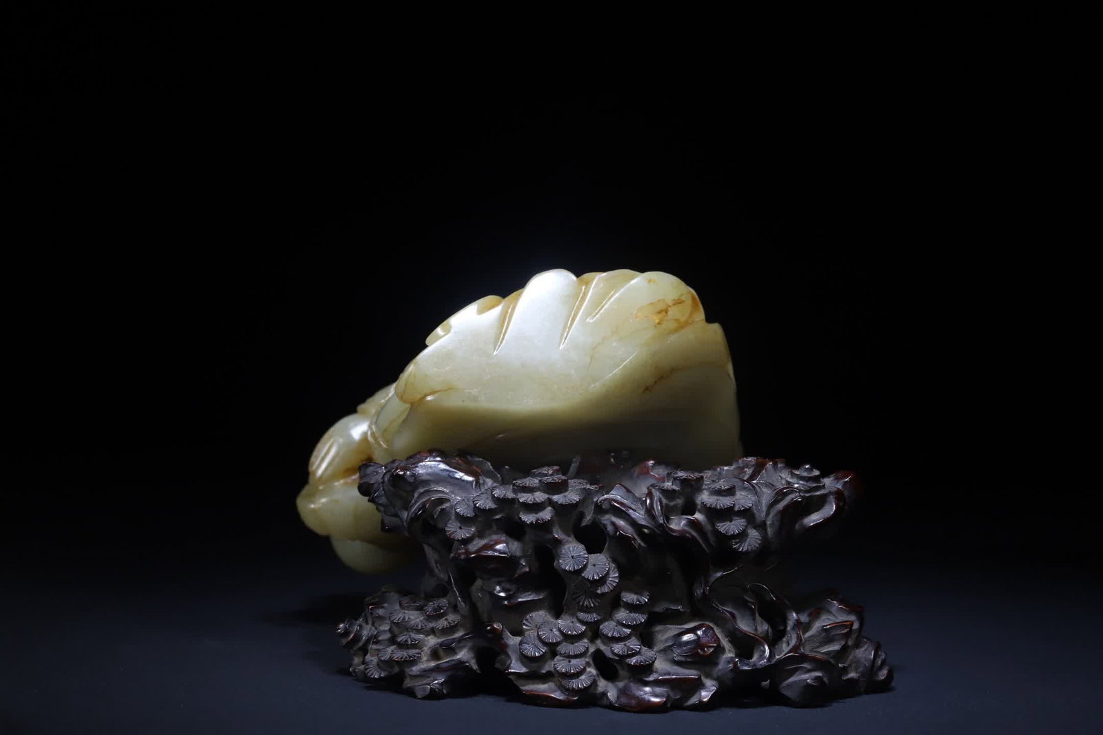 A Qing Dynasty rosewood seed material Hu people talk about opera ornaments (1 of 11)