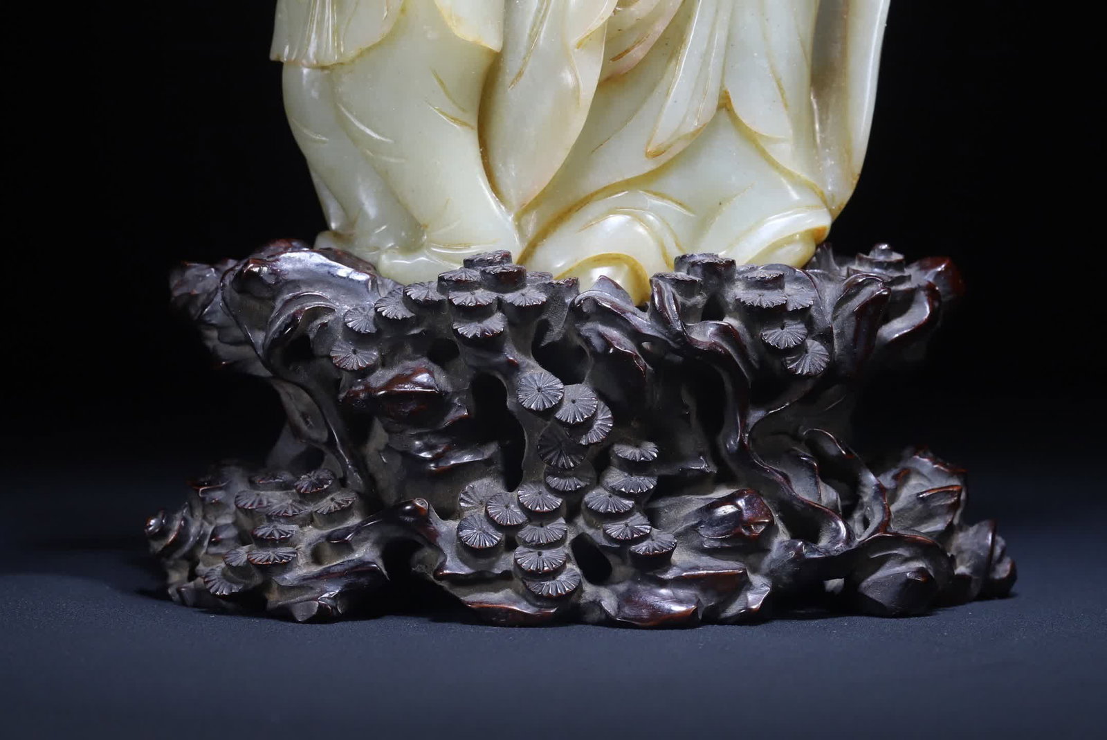 A Qing Dynasty rosewood seed material Hu people talk about opera ornaments - 8